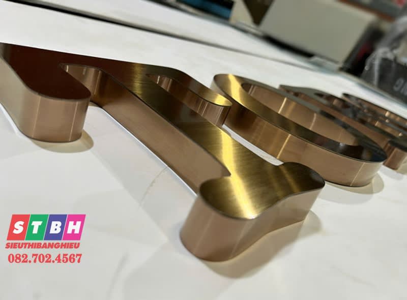 Chử nổi inox vàng xước giá rẻ