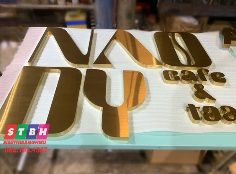 Chử nổi inox vàng xước đẹp