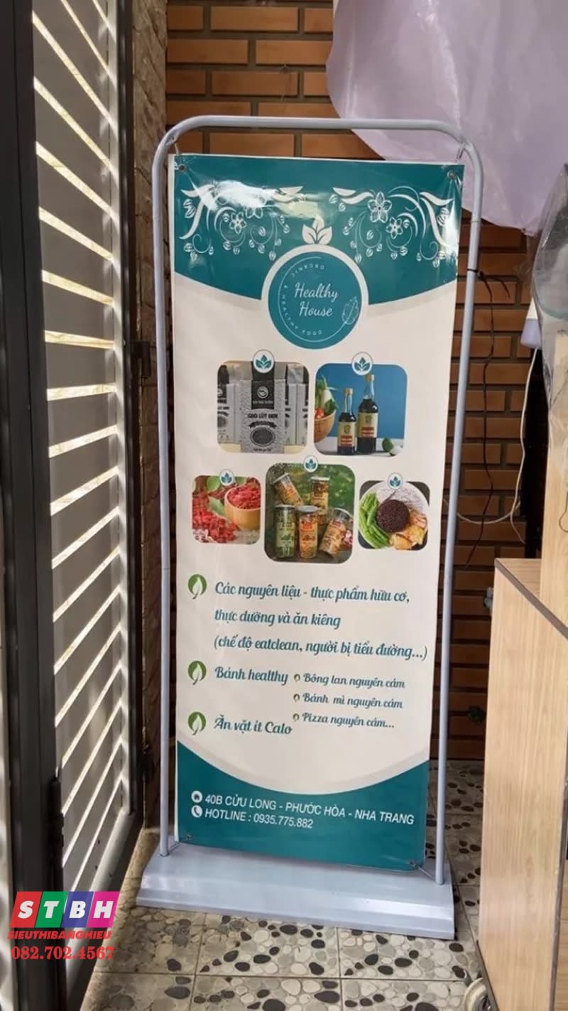 Standee chân đứng