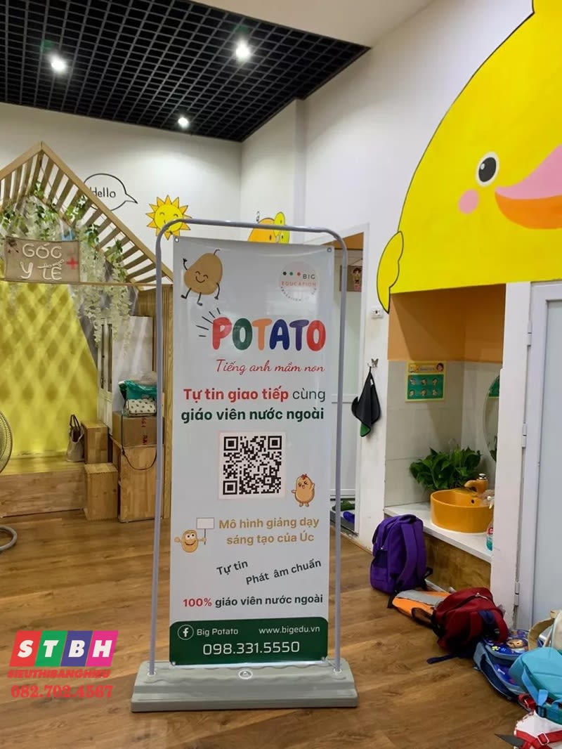 Standee chân đứng