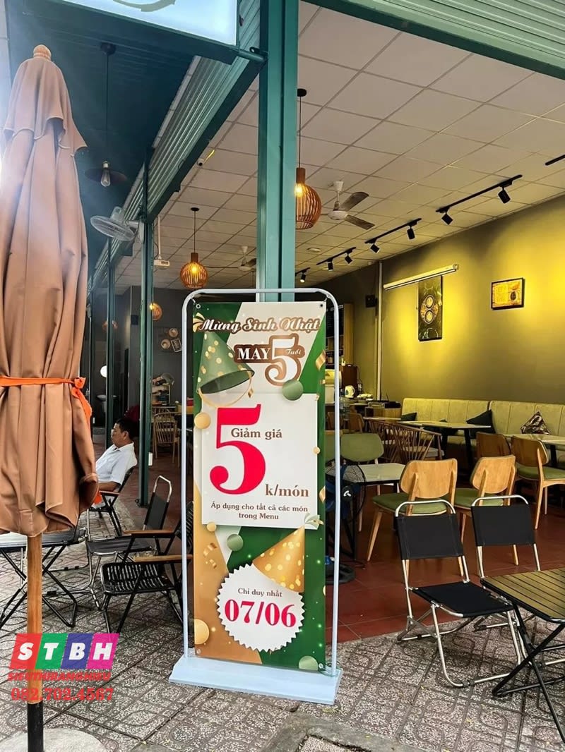 Standee 2 mặt đứng
