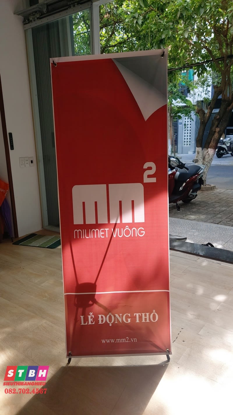 Standee chữ X quảng cáo