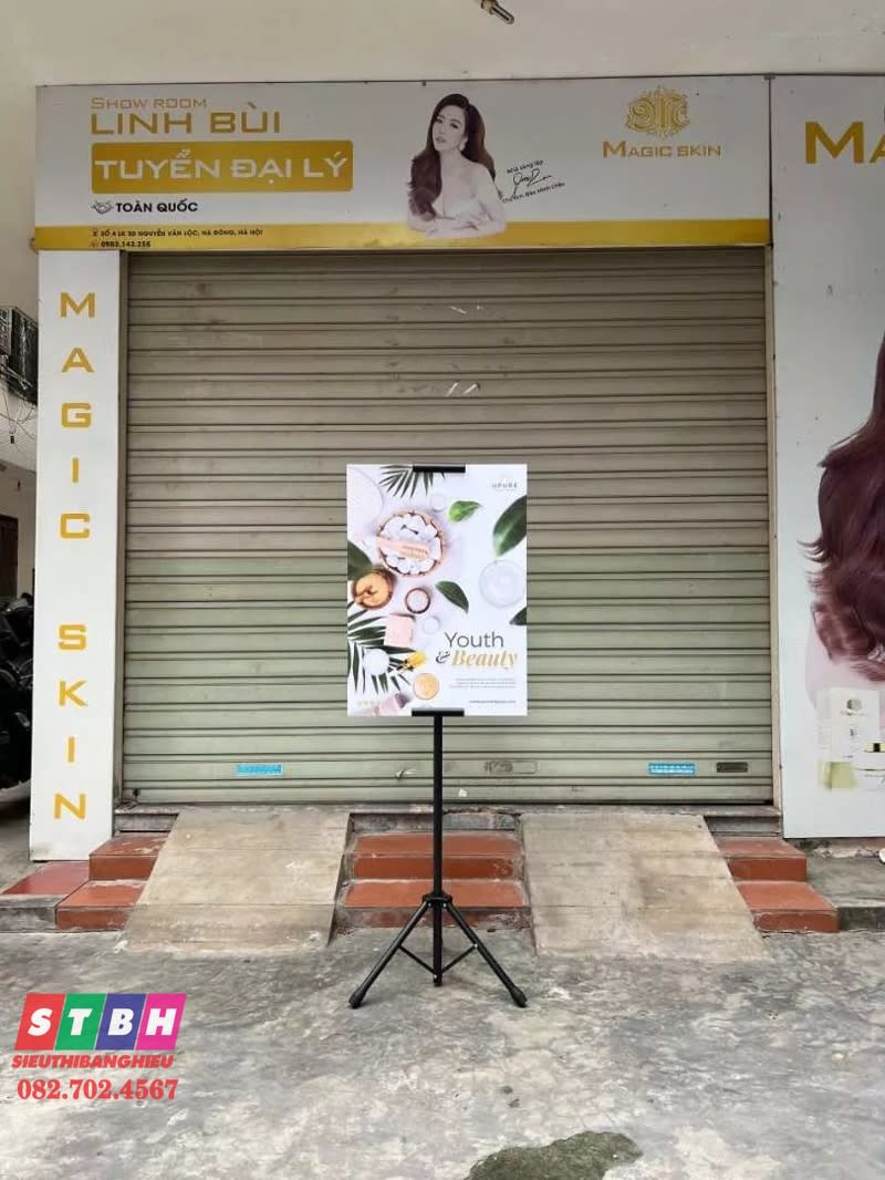 Standee chân đứng
