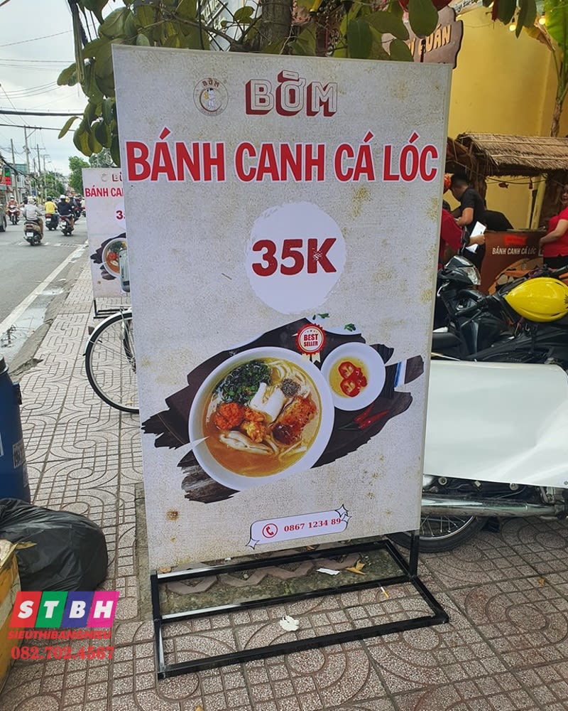 Standee chân sắt