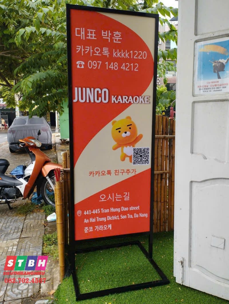 Standee quảng cáo Junco