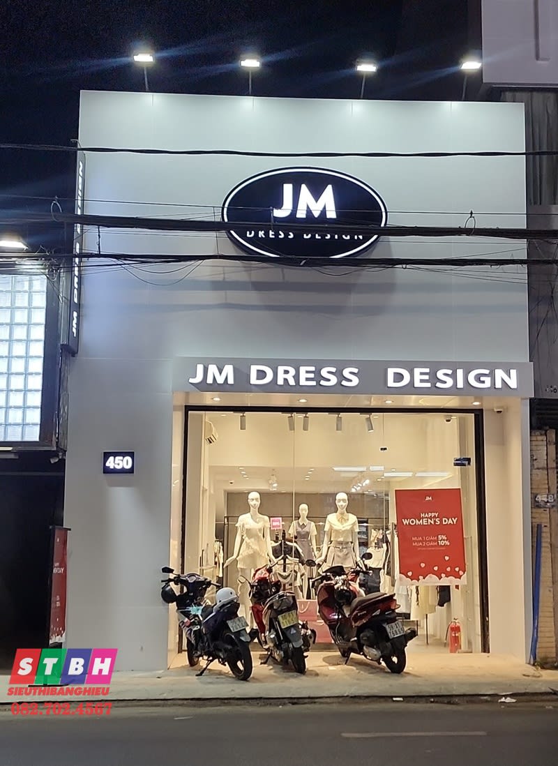 Bảng hiệu shop JM bằng mica hiện đại với đèn LED nổi bật
