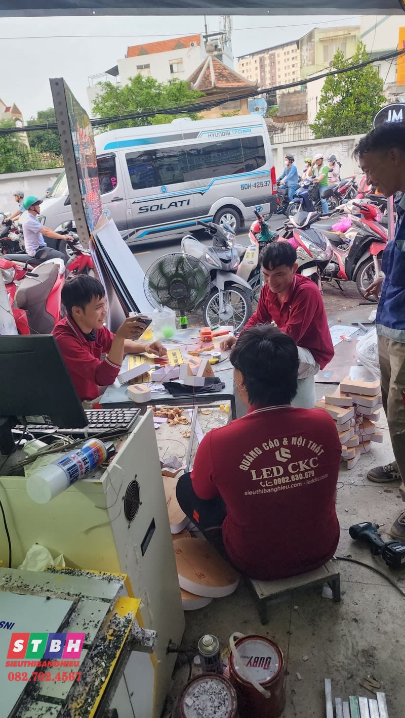 Làm chữ nổi tại xưởng sản xuất