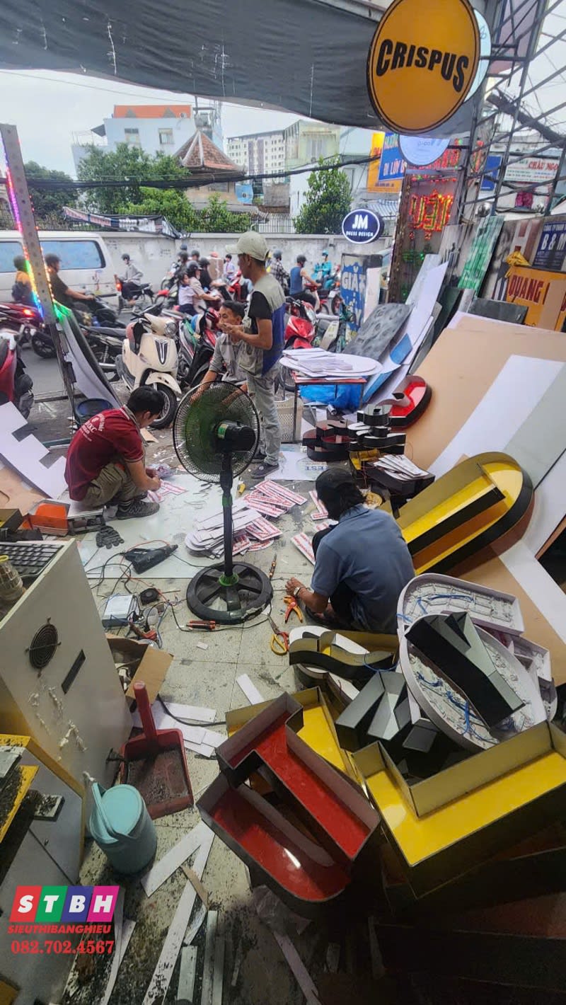 Thi công bảng hiệu chuyên nghiệp với đội ngũ lắp đặt tận tâm