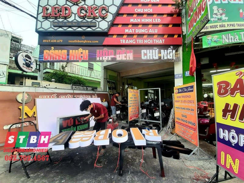 Hình ảnh đang làm chữ nổi tại xưởng