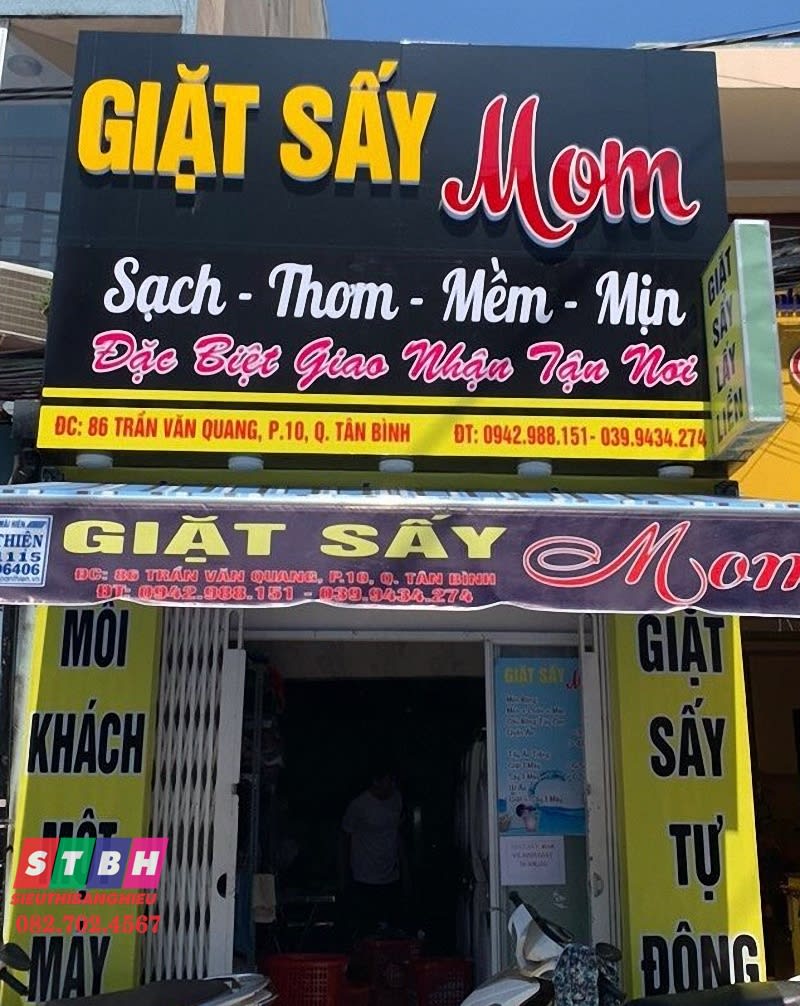 Bảng hiệu giặt sấy, giặt ủi in rõ số điện thoại và dịch vụ