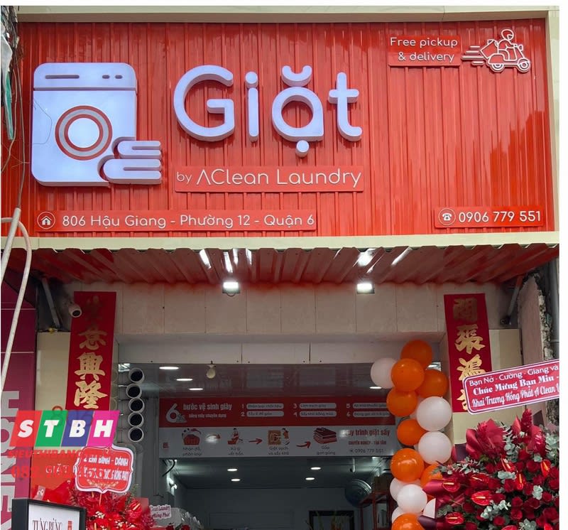 Bảng hiệu giặt sấy, giặt ủi nổi bật ban ngày
