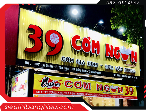 Bảng hiệu quán cơm
