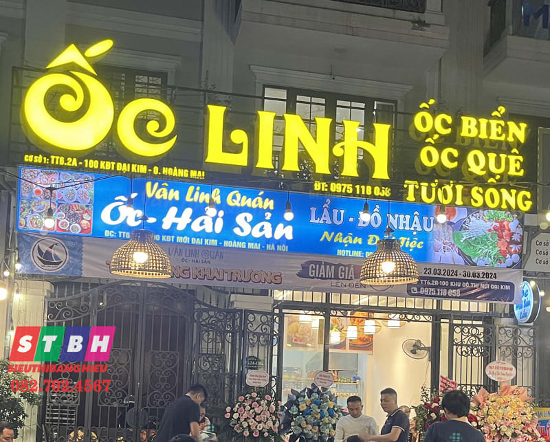 bảng hiệu quán ốc với màu sắc nổi bật