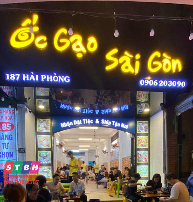 bảng hiệu quán ốc ấn tượng về đêm
