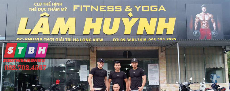 Bảng hiệu phòng yoga sử dụng chất liệu mica sang trọng