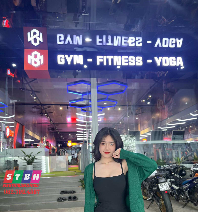 Biển hiệu phòng yoga dễ đọc, dễ nhìn từ xa