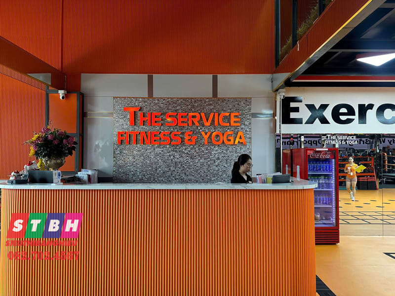 Bảng hiệu phòng fitness phối màu trẻ trung và năng động