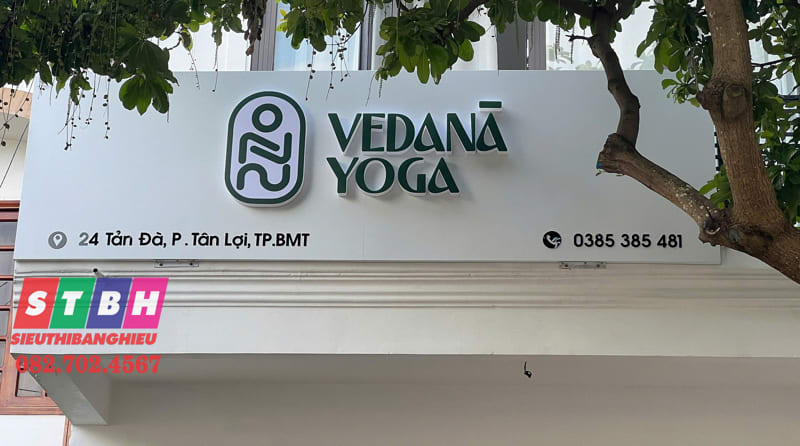 Biển hiệu phòng tập yoga với font chữ mềm mại