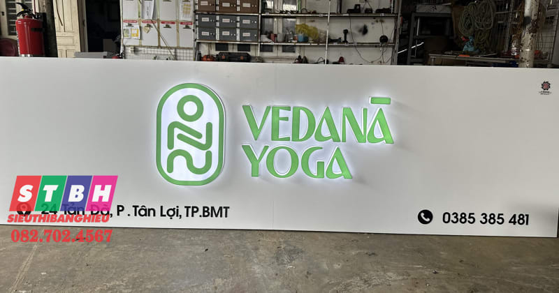 Biển hiệu phòng tập yoga với font chữ mềm mại