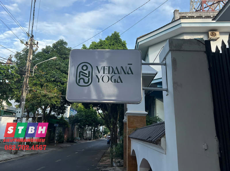Biển hiệu phòng tập yoga với font chữ mềm mại