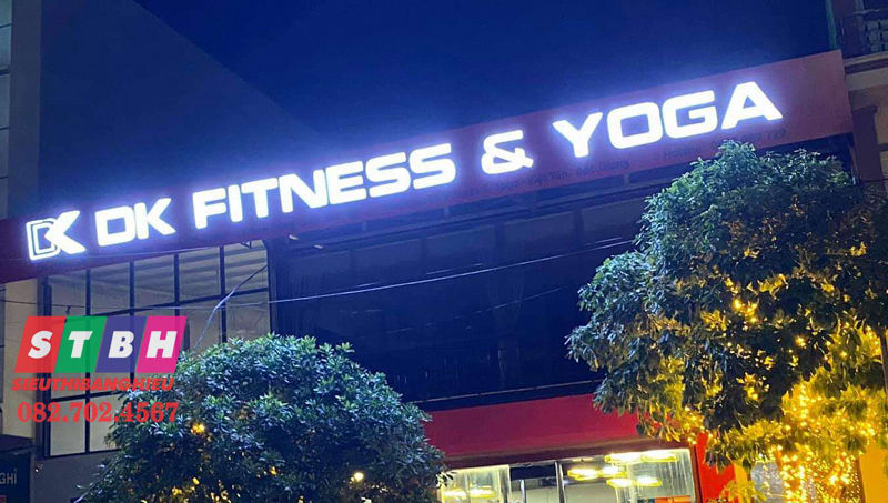 Bảng hiệu phòng fitness phối màu trẻ trung và năng động