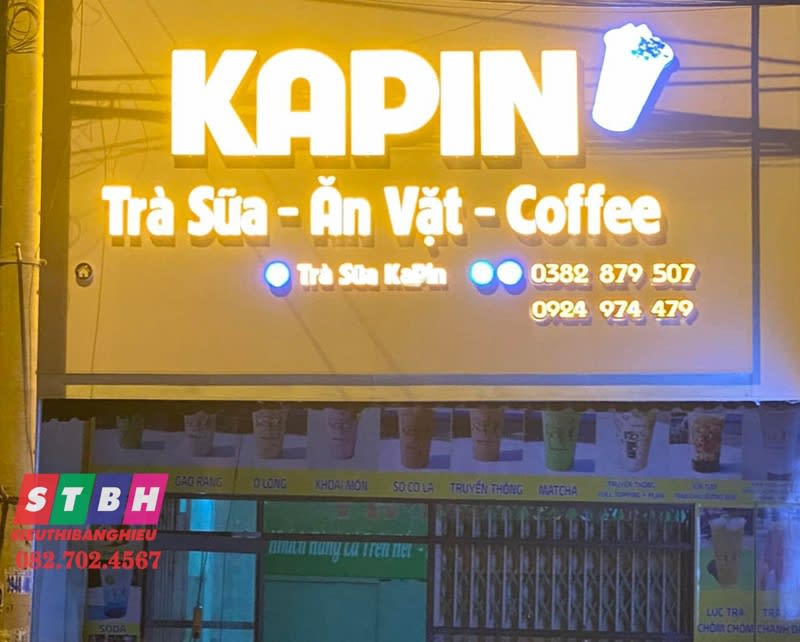 Bảng hiệu trà sữa tone nâu sữa ấm áp, dễ nhìn