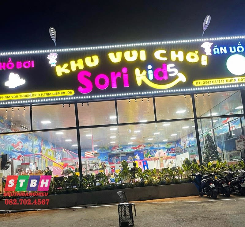 Khu vui chơi trẻ em với bảng hiệu đèn LED rực rỡ
