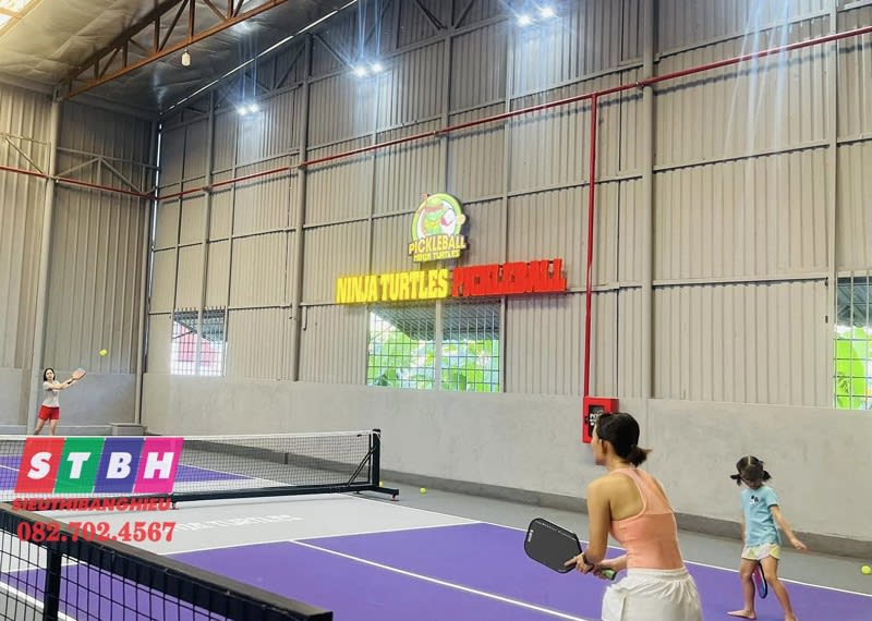 Bảng hiệu Pickleball chữ nổi mica sang trọng, hiện đại