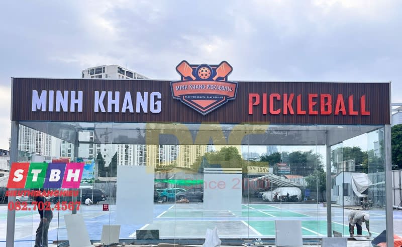 Bảng hiệu Pickleball nổi bật với đèn LED ban đêm