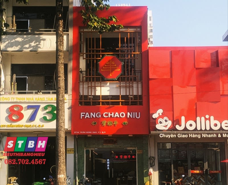Bảng hiệu quán người Hoa nổi bật với chữ Hán cổ điển