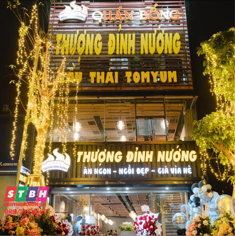 Quán nướng nổi bật với bảng hiệu sáng đèn thu hút khách