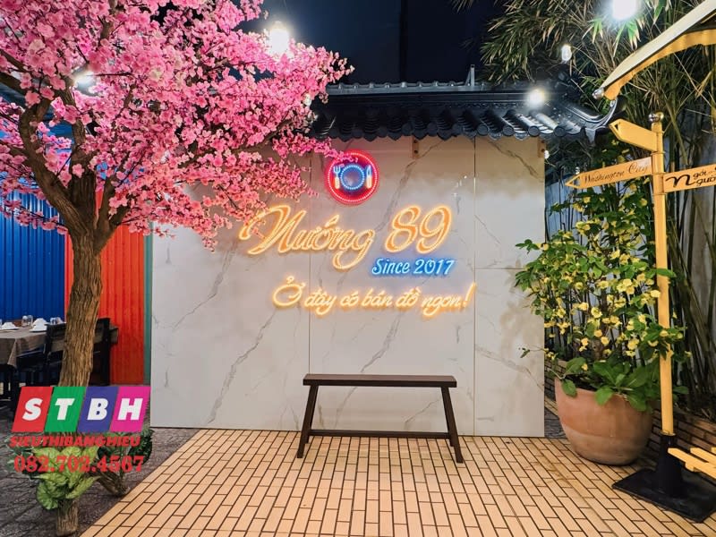 Bảng hiệu quán nướng LED neon sáng rực rỡ ban đêm