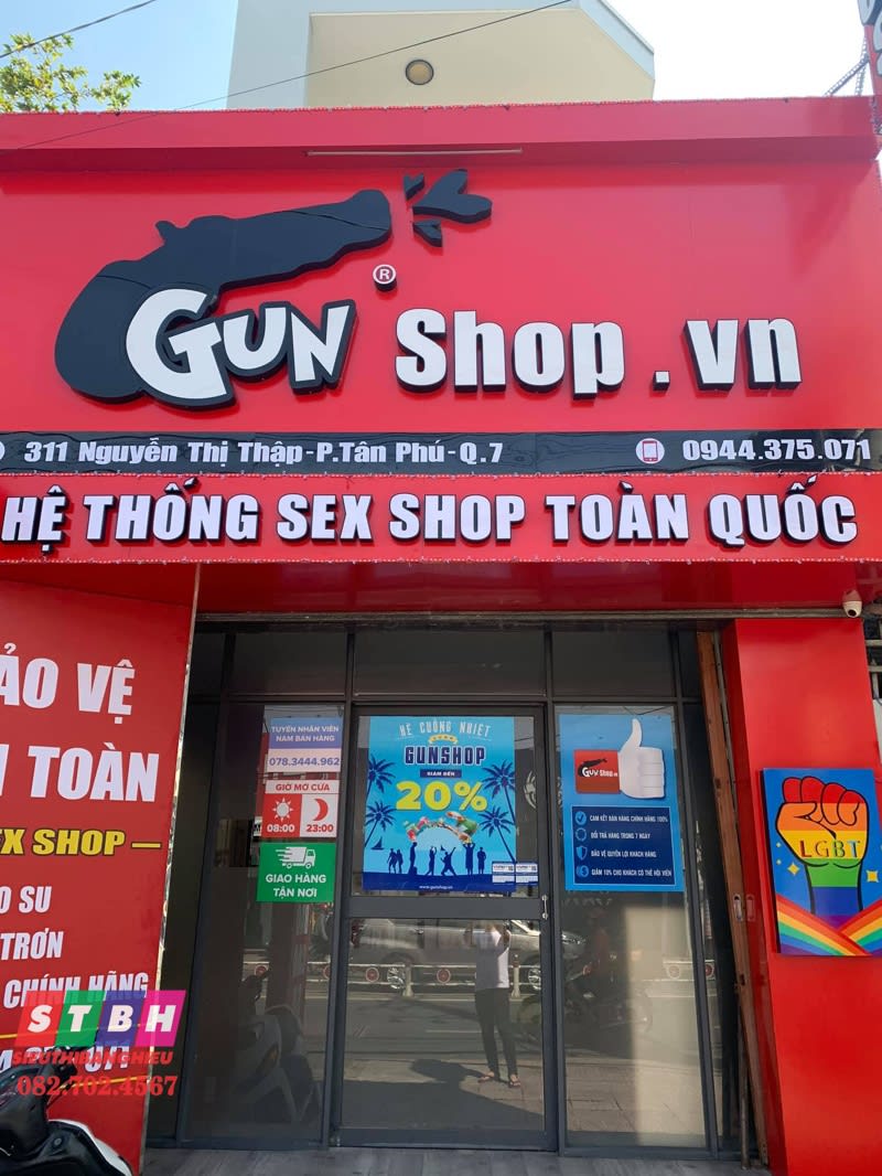 Bảng hiệu bao cao su nổi bật với đèn LED ban đêm