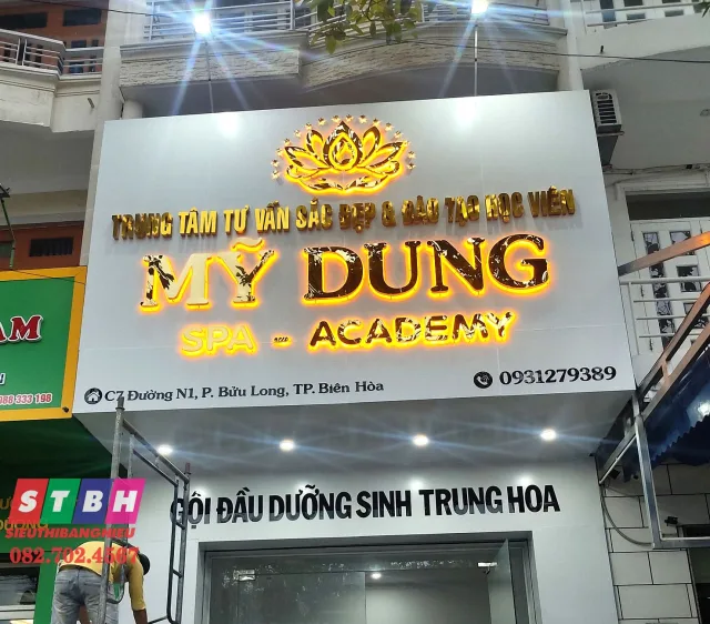 Bảng hiệu inox sáng gương cao cấp, độ phản chiếu mạnh, tạo cảm giác sang trọng và chuyên nghiệp cho không gian.