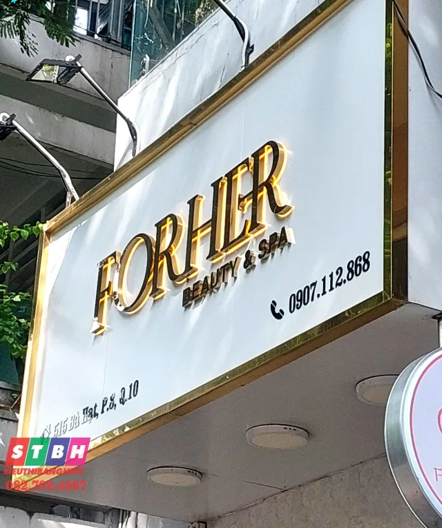 Bảng hiệu inox đẹp cho showroom thời trang, phối màu hài hòa và ánh sáng nổi bật giúp tăng nhận diện thương hiệu.