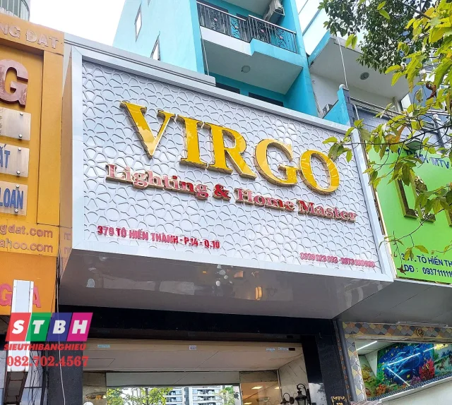 Bảng hiệu inox mặt tiền cửa hàng sang trọng, thiết kế tinh tế với chữ nổi inox sáng bóng, phù hợp cho thương hiệu cao cấp.