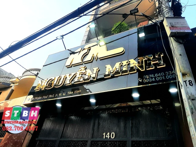 Thi công bảng hiệu inox chữ nổi tinh tế, phong cách hiện đại, giúp cửa hàng nổi bật và thu hút ánh nhìn.