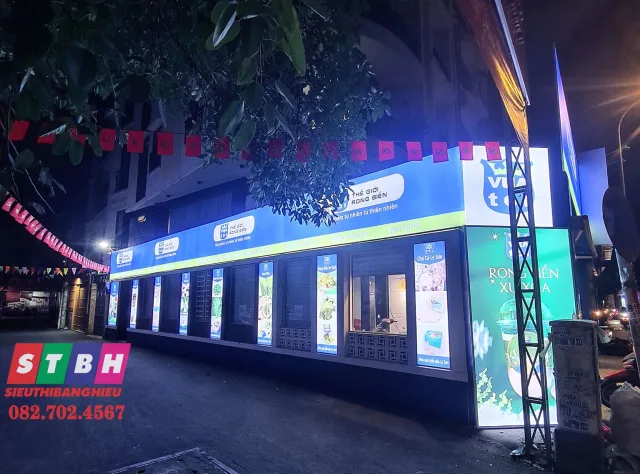 Bảng hiệu bạt Hiflex đẹp cho mặt tiền quán ăn — màu sắc nổi bật, dễ thu hút khách.