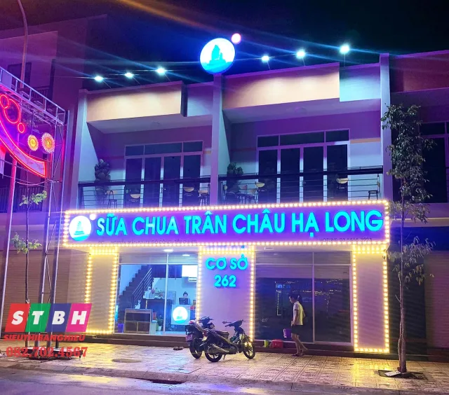 Mẫu bảng hiệu LED quảng cáo ngoài trời nổi bật, ánh sáng mạnh thu hút khách, phù hợp cửa hàng và quán ăn.