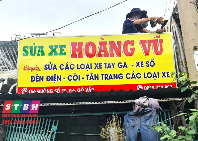 Bảng hiệu decal tinh tế cho cửa hàng — thiết kế hài hòa, chữ in sắc nét, màu sắc cân đối, phù hợp nhận diện thương hiệu.