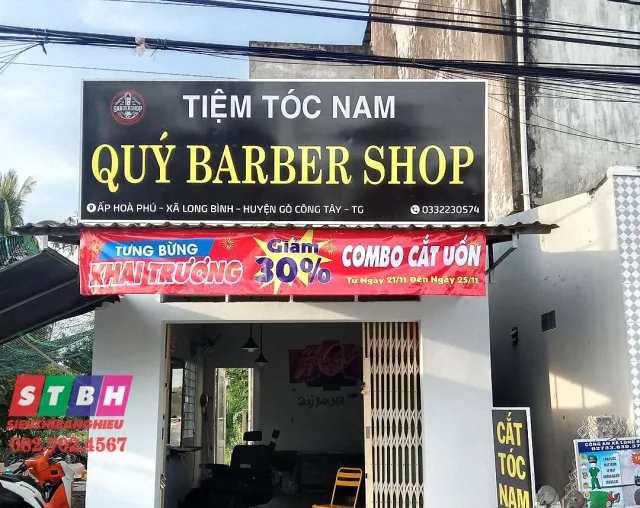 Bảng hiệu decal tối giản, gọn gàng — bố cục rõ ràng, dễ nhìn, thể hiện phong cách hiện đại và tiết kiệm chi phí.