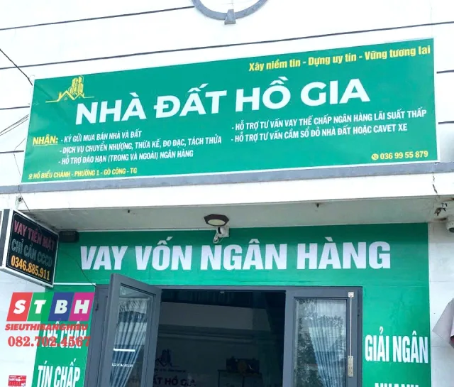Bảng hiệu decal rõ nét, tinh gọn — màu sắc tương phản tốt, thể hiện nội dung quảng cáo nổi bật và dễ nhận diện.