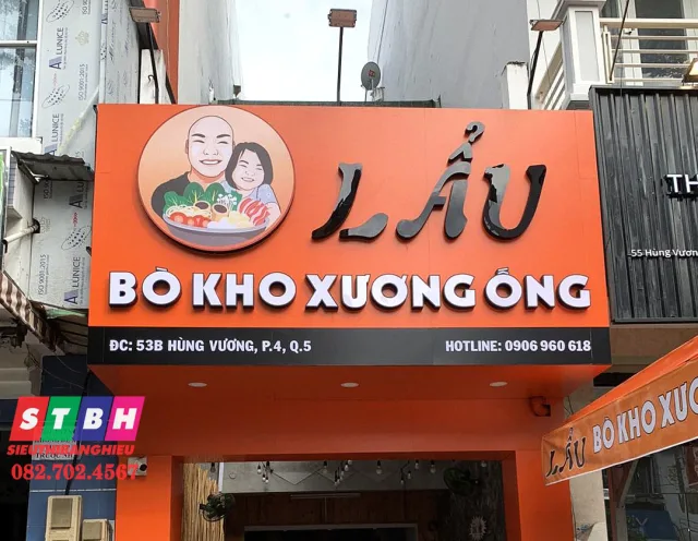 Bảng hiệu mica chữ nổi đẹp — chữ dày, ánh sáng mạnh, tạo điểm nhấn thương hiệu.