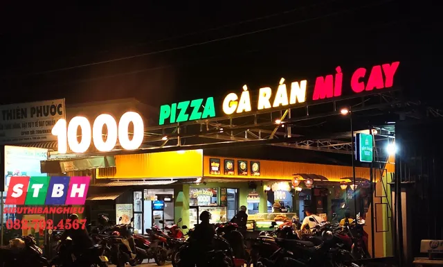 Bảng hiệu mica chữ nổi ấn tượng — thiết kế khối rõ, giúp tăng khả năng nhận diện thương hiệu.