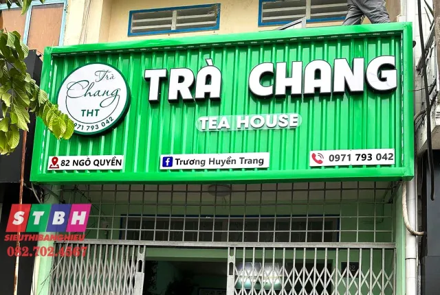 Bảng hiệu Tôn Sóng dễ đọc — phông chữ lớn, khoảng cách hợp lý, thích hợp khu mặt tiền dài.