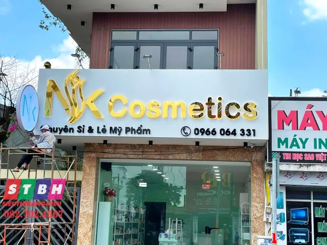 Bảng hiệu Alu gương phản chiếu sang trọng trước spa hoặc showroom