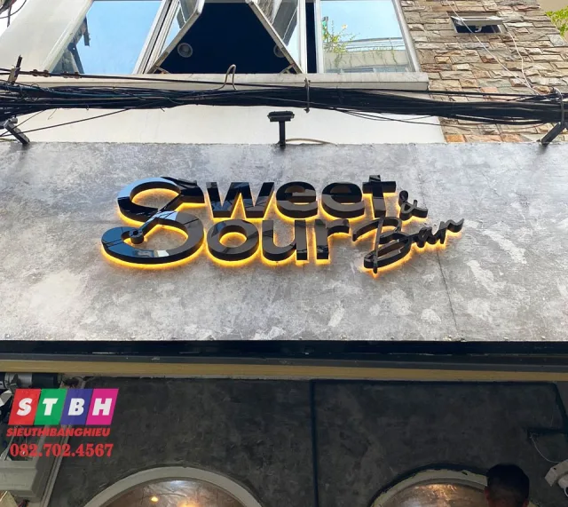 Bảng hiệu alu vàng đồng chữ nổi đèn led cho quán cà phê, nổi bật vào ban đêm