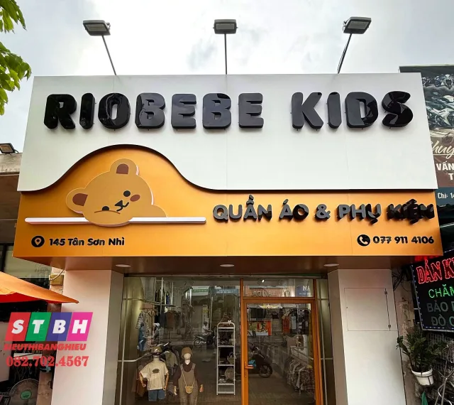 Bảng hiệu alu trắng chữ đen cho shop thời trang, thiết kế sang trọng và tinh tế