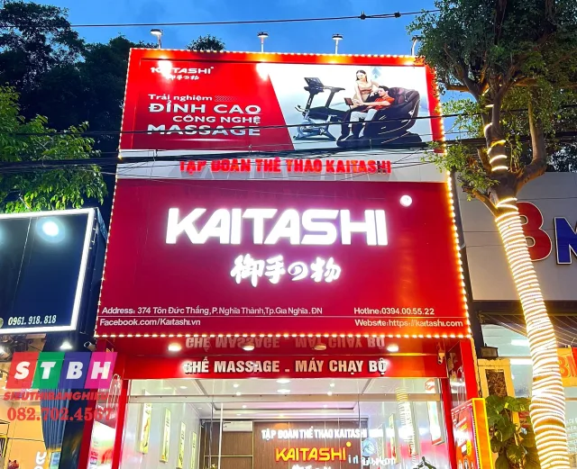 Bảng hiệu alu mặt tiền cửa hàng — ốp alu kết hợp chữ nổi mica và đèn LED do Siêu Thị Bảng Hiệu thi công.