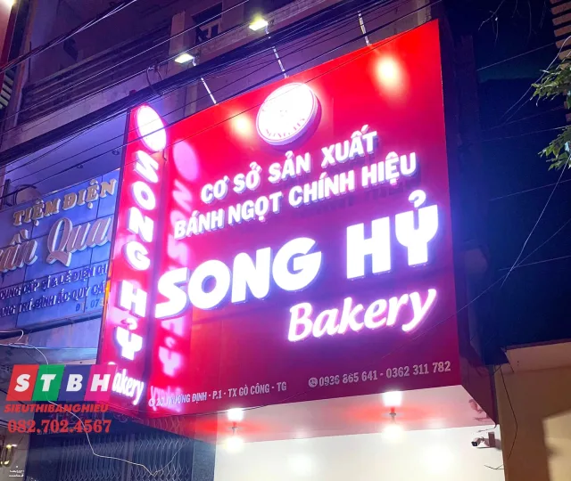 Bảng hiệu alu chữ nổi mica màu đen cho cửa hàng hiện đại, nổi bật giữa mặt tiền phố